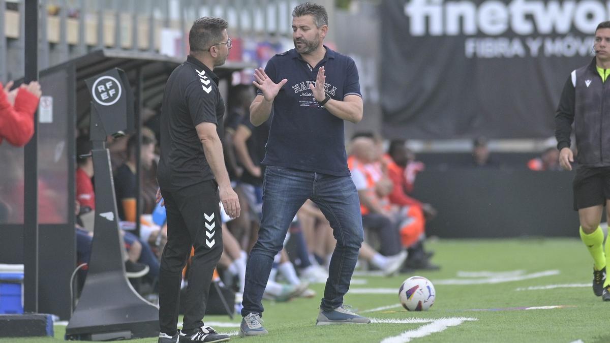 Estévez habando con Antonio Castaño durante la derrota contra el Leganés