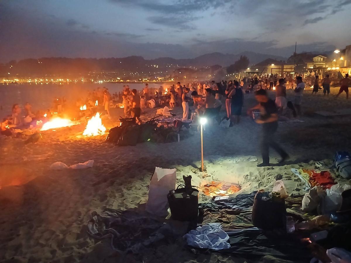 La noche de San Xoán en la playa de Rodeira, en Cangas. La noche de San Xoán en la playa de Rodeira, en Cangas.