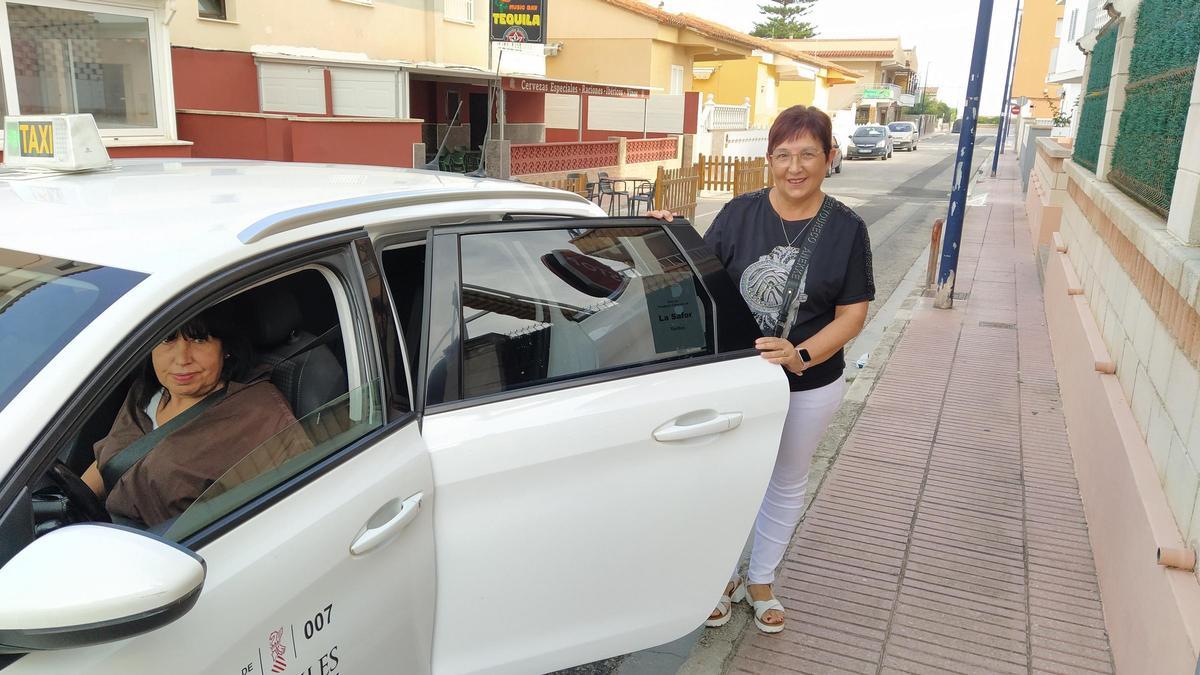 Herminia Calderón se sube al taxi para ir de la playa de Piles al hospital de Gandia