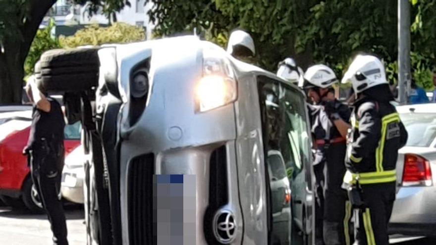 Una mujer herida en un aparatoso accidente de tráfico en el que se ven implicados tres vehículos