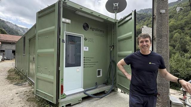 Juan Gutiérrez, cofundador de Agrolinera, junto al punto de recogida de residuos de Tielve (Cabrales).