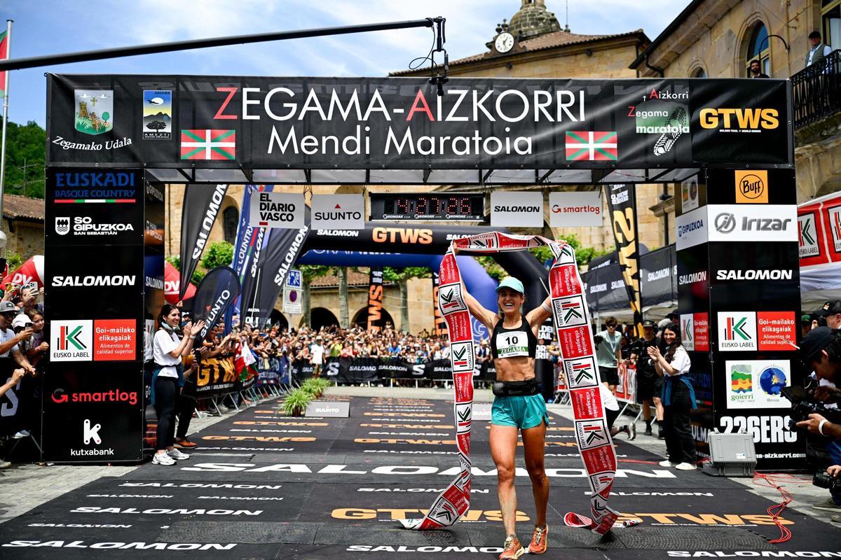 La corredora vasca, Sara Alonso, en la meta tras ganar la Zegama-Aizkorri