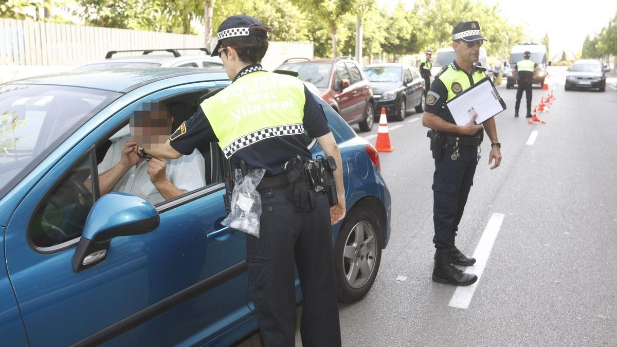 Agentes de la Policía Local de Vila-real realizan controles de alcoholemia a conductores que circulaban por la ciudad.