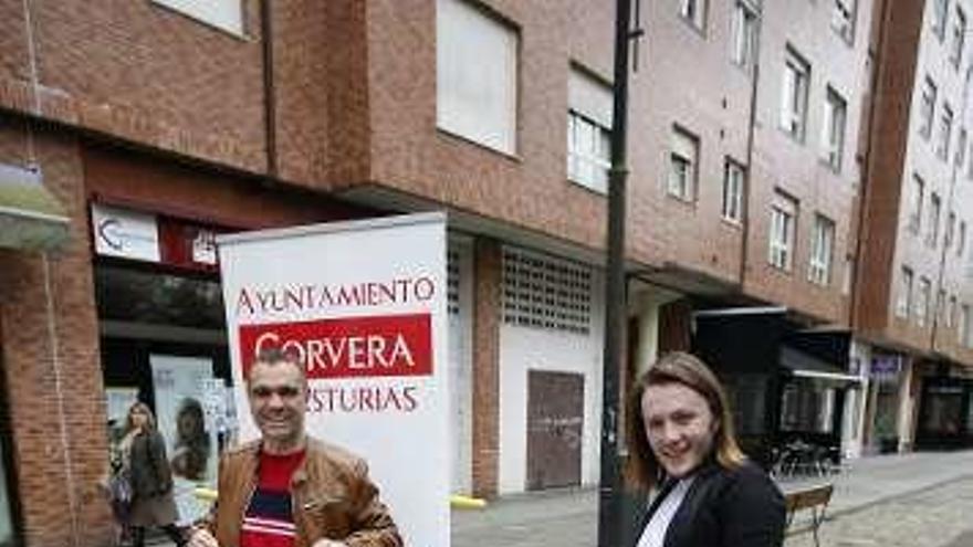 Iván Fernández y Agustín Hernández con el cartel.