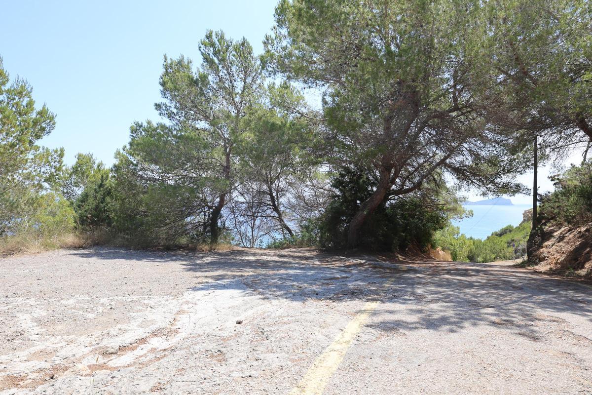 Todas las imágenes de la playa de Aigües Blanques, cerrada por peligro de desrrumbamiento