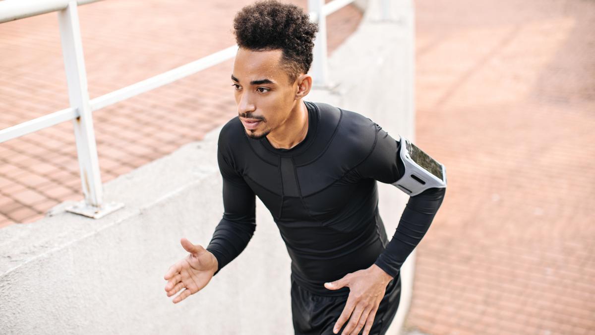 ¿Corres al aire libre? Descubre la riñonera deportiva de 12 € para guardar tu móvil de forma segura