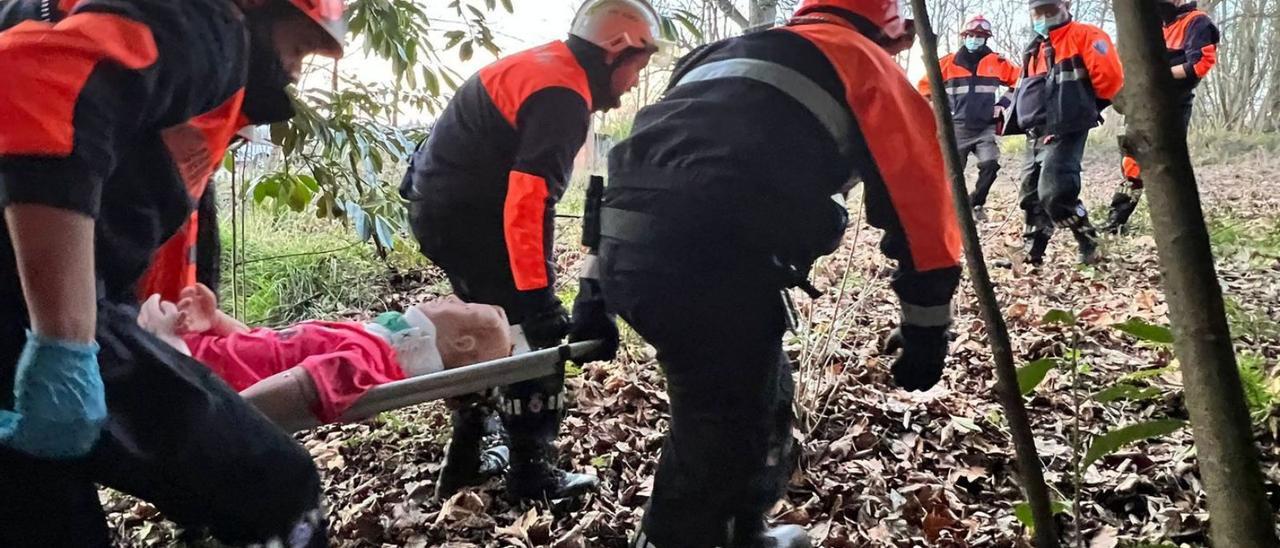 Voluntarios de Protección Civil simulan un rescate en La Manjoya | LNE