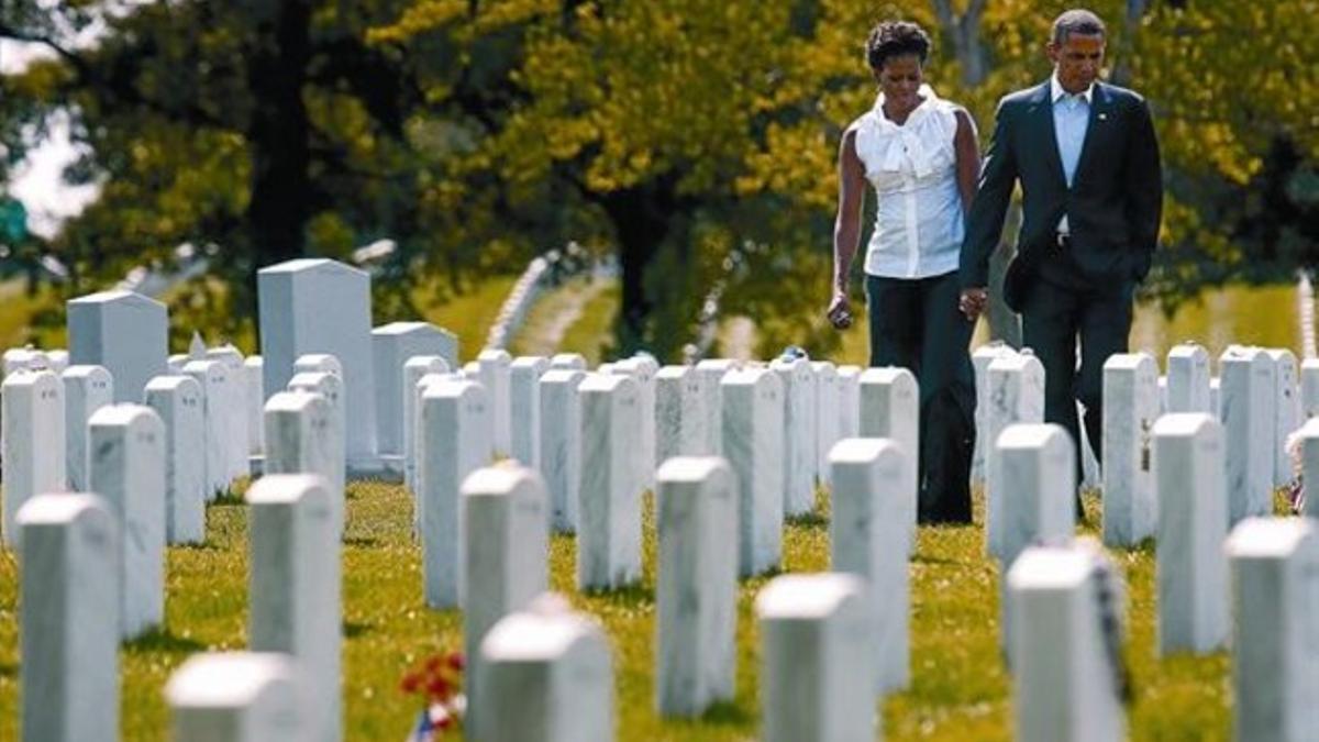 Barack y Michelle Obama, ayer, en el cementerio de Arlington, con motivo del aniversario del 11-S.