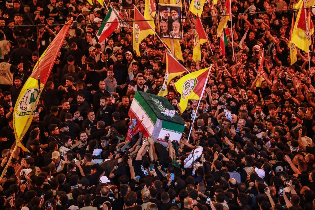 Irak, Karbala: Los dolientes participan en la procesión fúnebre del difunto líder supremo de Irán, el ayatolá Ali Khamenei, en el santuario del imán Hussein en Karbala. Irak, Karbala: Los dolientes participan en la procesión fúnebre del difunto líder supremo de Irán, el ayatolá Ali Khamenei, en el santuario del imán Hussein en Karbala.