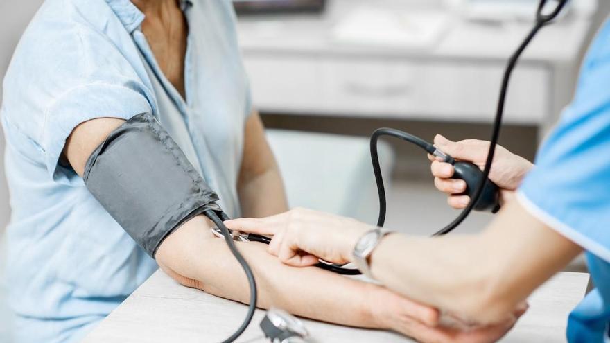 Una nueva terapia para controlar la hipertensión reduce ictus y muertes en miles de pacientes