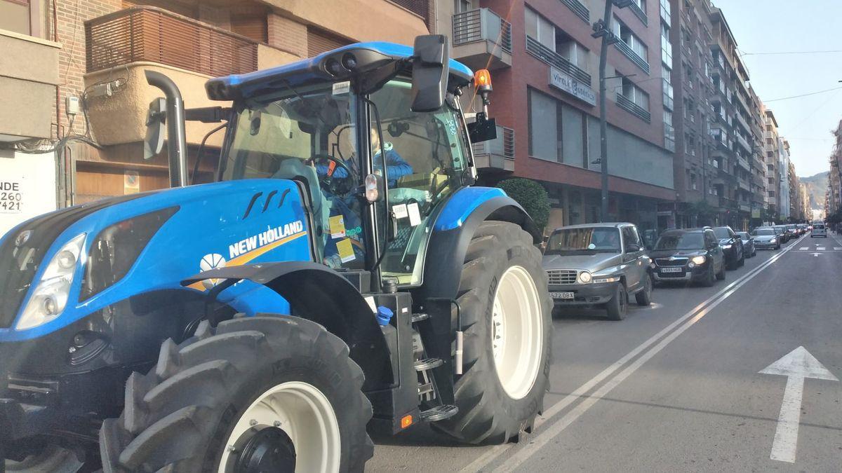 Decenas de ganaderos colapsan la arteria principal de la ciudad camino del Pleno que hoy debate sobre las distancias con los cebaderos.