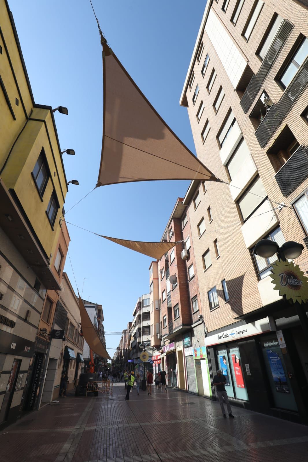 Toldos en forma de vela en la calle Delicias de Zaragoza
