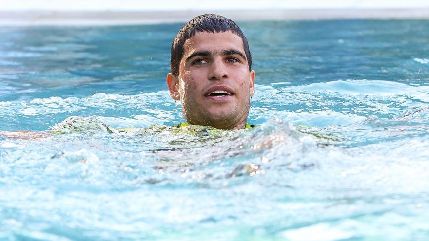 Carlos Alcaraz, en la piscina del RCT Barcelona tras ganar el Godó.  David Ramírez/El Periódico