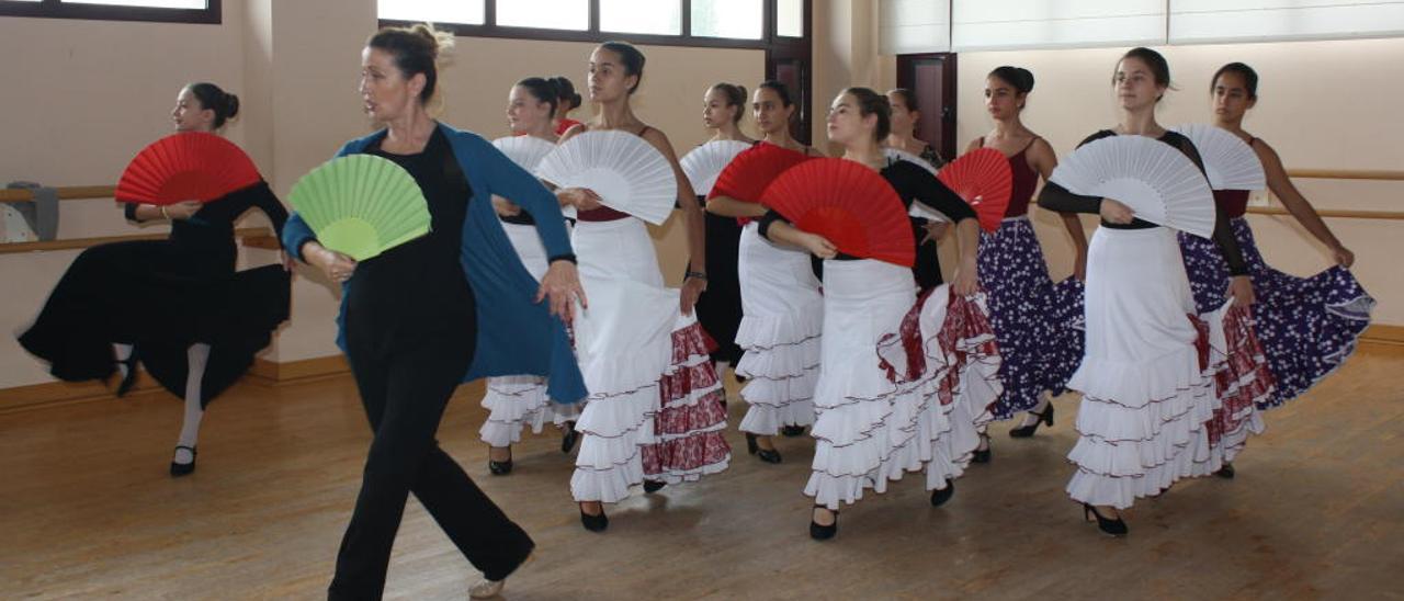 Profesora y alumnas del Conservatorio Profesional de Novelda en una clase de danza española.