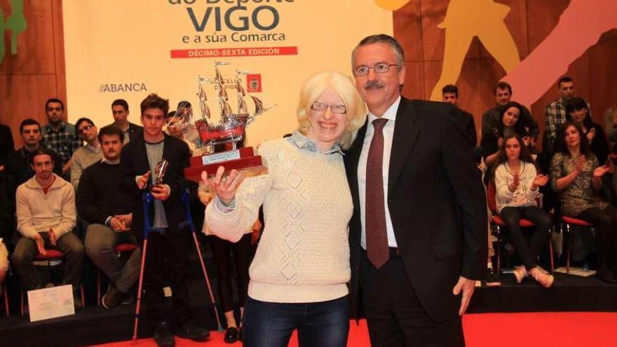 Susana Rodríguez recibe el galardón de manos del director general de FARO DE VIGO, Isidoro Nicieza. // R. Grobas