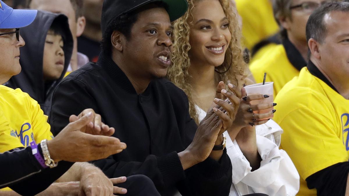 Beyoncé y Jay Z en un partido de baloncesto