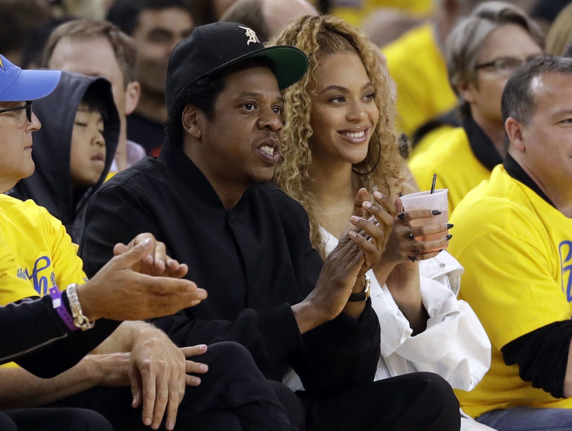 Beyoncé y Jay Z en un partido de baloncesto