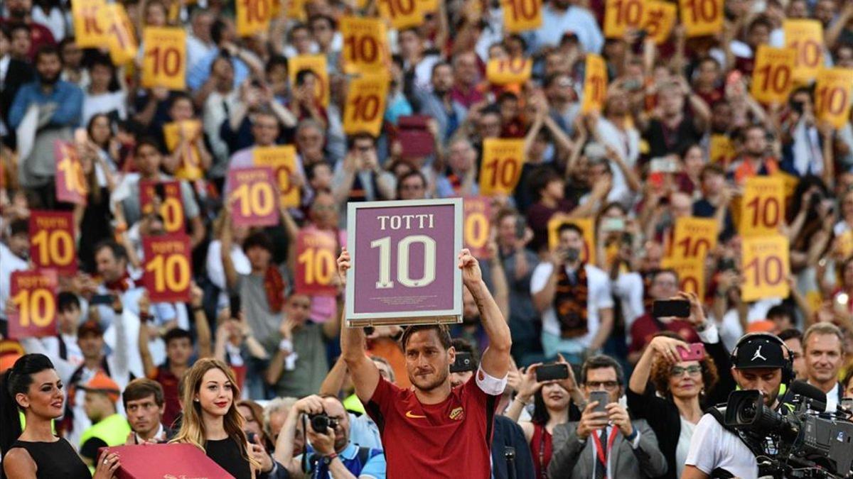 Francesco Totti recibió un emotivo homenaje el día en que se despidió de la Roma