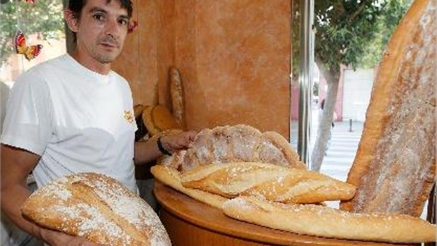 El ganador del premio al mejor pan Javier Guirado, ayer, en el horno Avenida de Ecuador.
