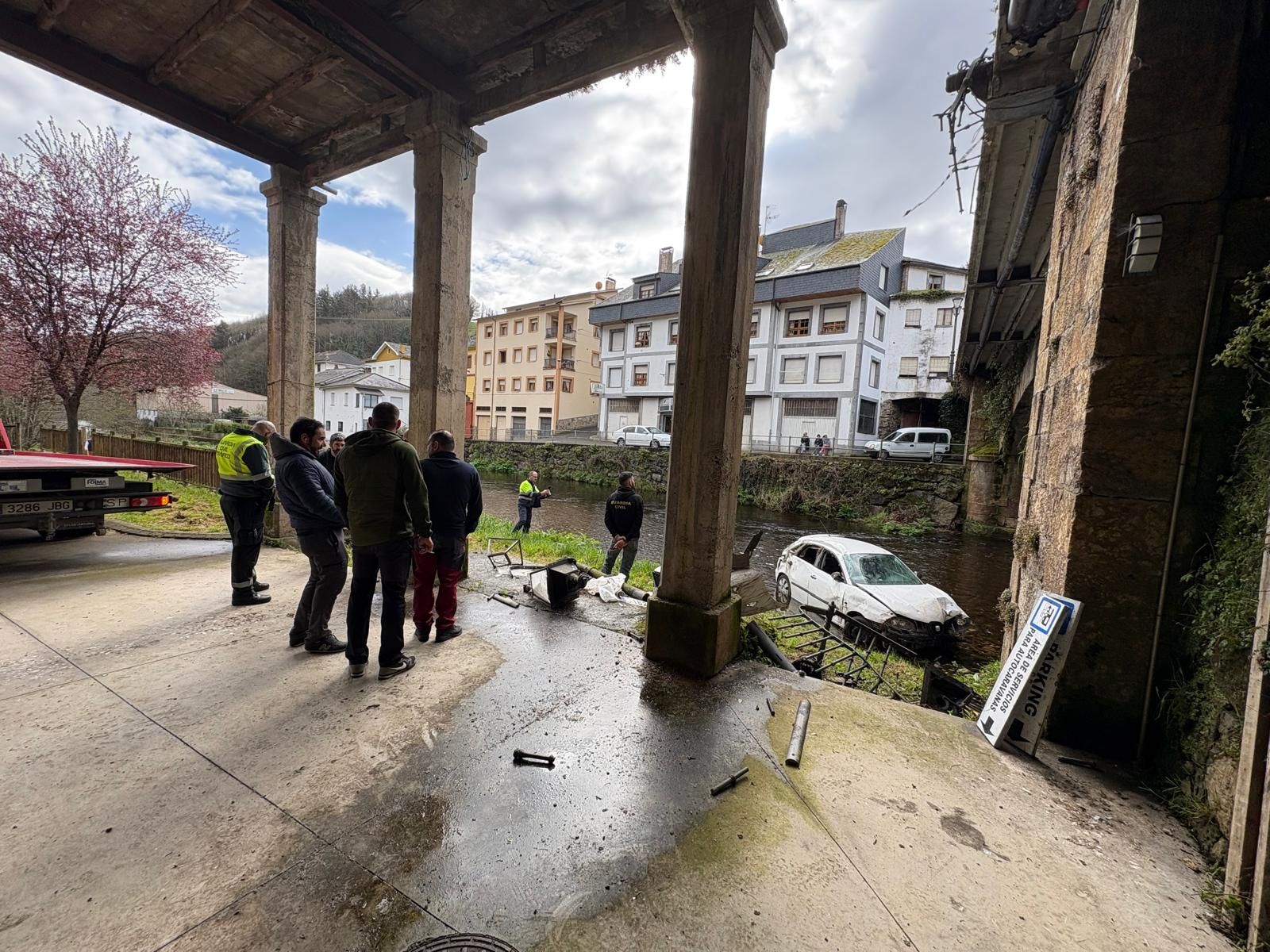 En imágenes: Un coche cae al río Navelgas a plena luz del día