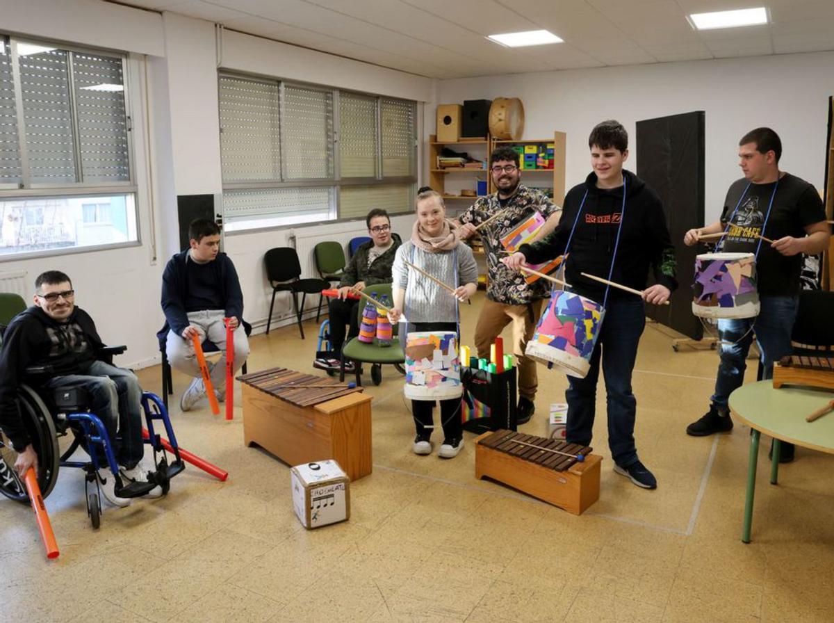 Grupo del programa artístico
mostrando los tambores que
decoraron.   | // JOSÉ LORES