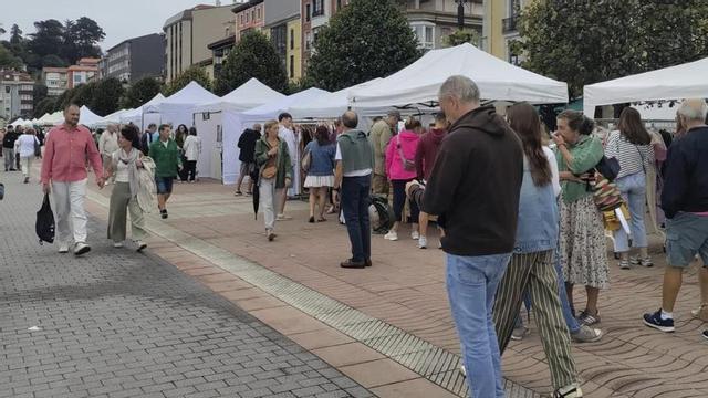 Desde arriba, Haxar Fahmy –derecha– observa unas piezas de bisutería; Cristina Fradejas en su puesto del mercadillo; y las valencianas Alejandra Lozano e Isabel Muñoz en su punto de venta. | M. T. N.