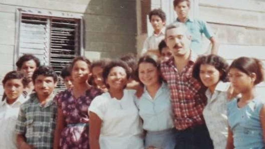 Javier Alonso, con algunos de sus alumnos en San Juan del Sur en 1981.