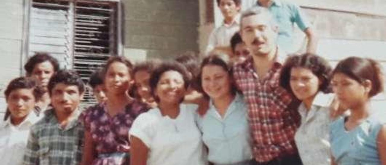 Javier Alonso, con algunos de sus alumnos en San Juan del Sur en 1981.