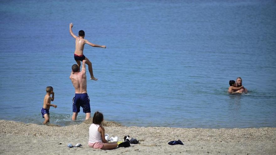 Bañistas en Cala Cortina.