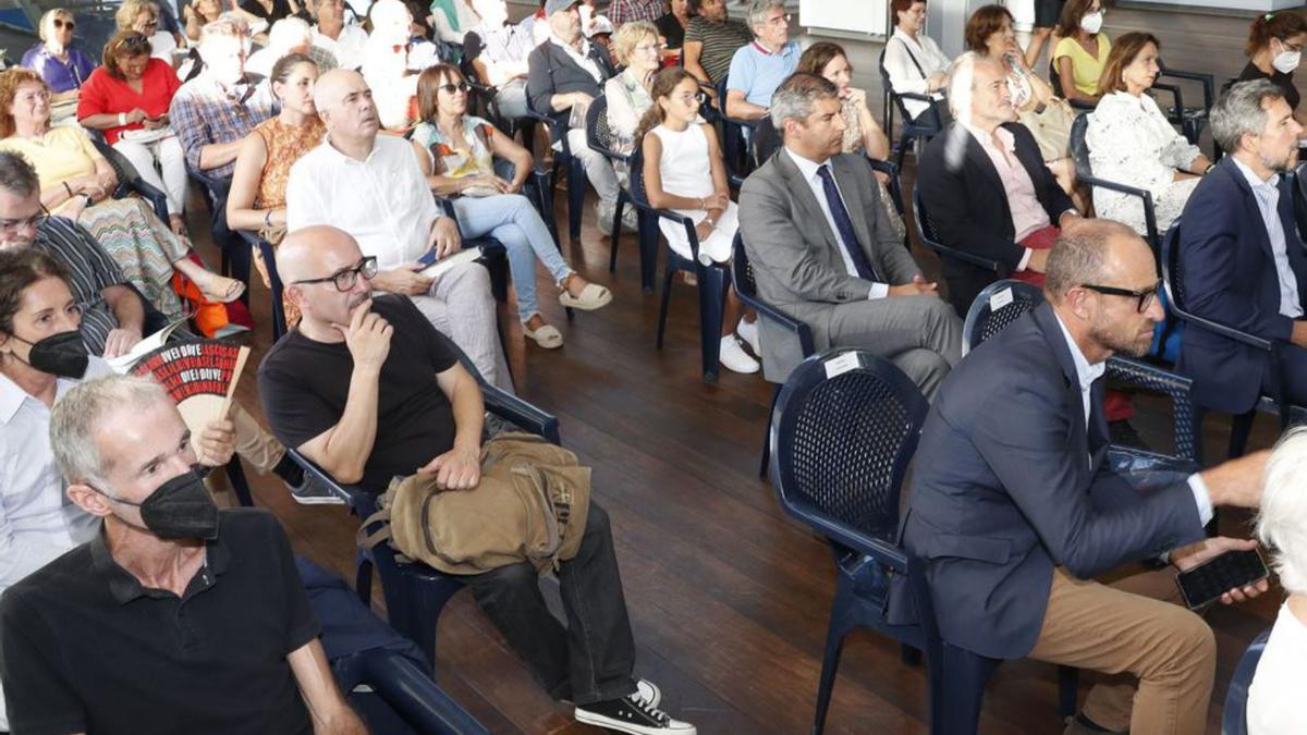 Asistentes al acto de presentación, ayer, en el Museo del Mar.  / J. LORES