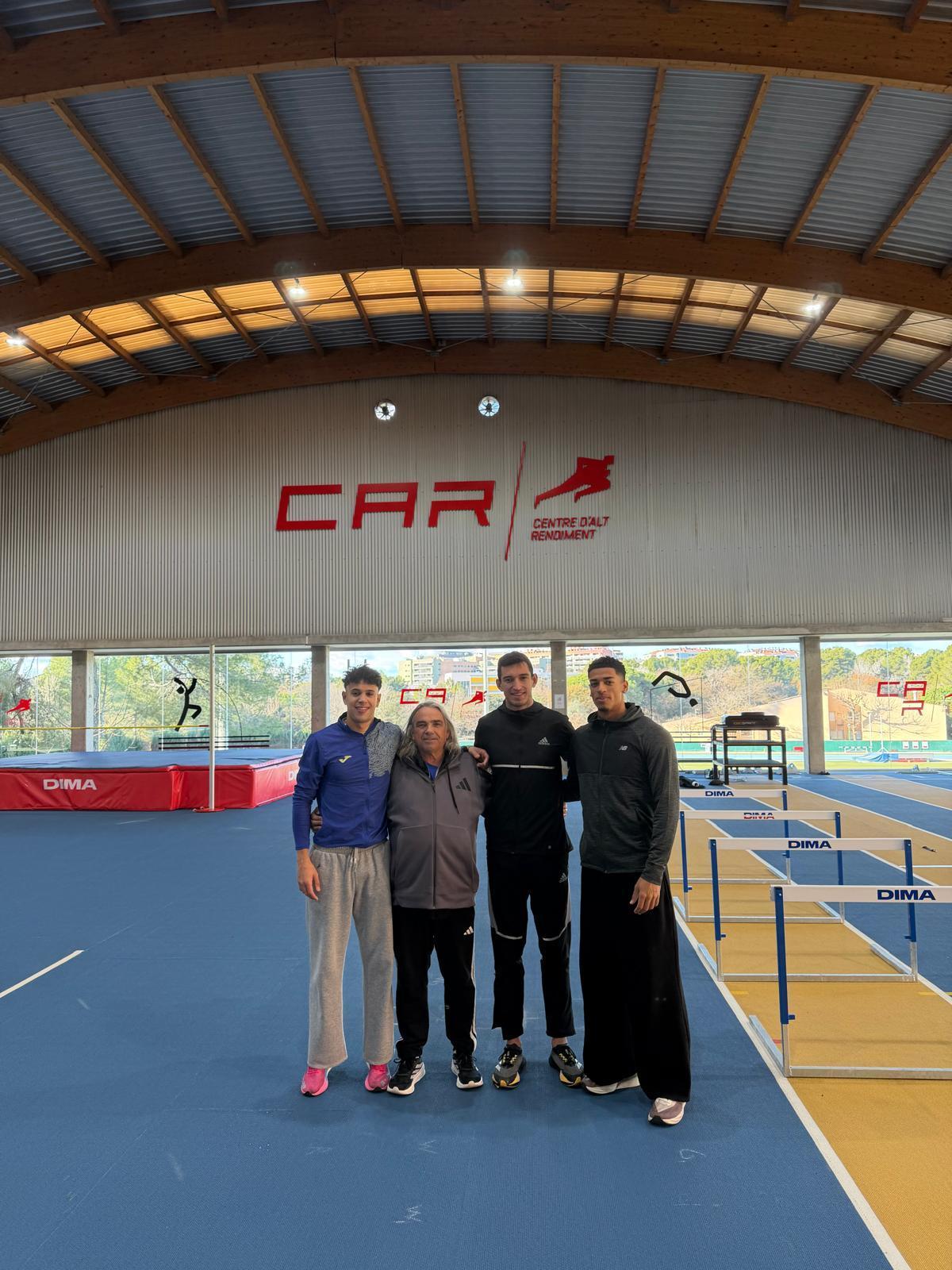 Los atletas y el técnico, en el CAR de Sant Cugat