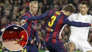 Jérémy Mathieu, junto a Gerard Piqué en un lance del juego durante El Clásico
