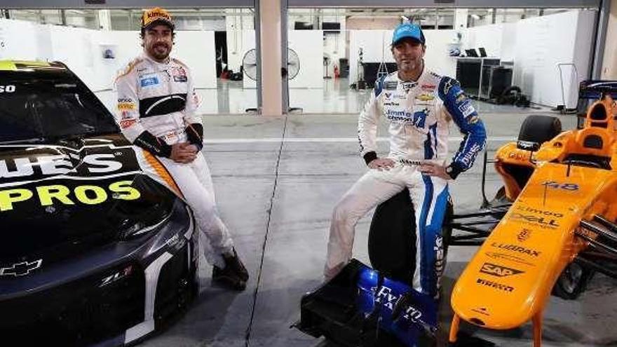 Fernando Alonso y Jimmi Johnson, ayer en Abu Dabi.