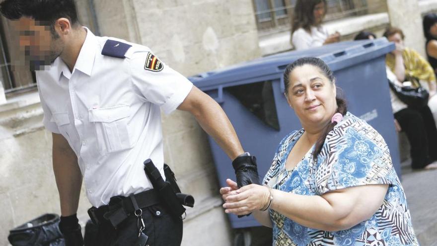 Manuela Fernández, ´La Guapi´, cuando fue excarcelada en 2010 para prestar declaración en el juzgado.