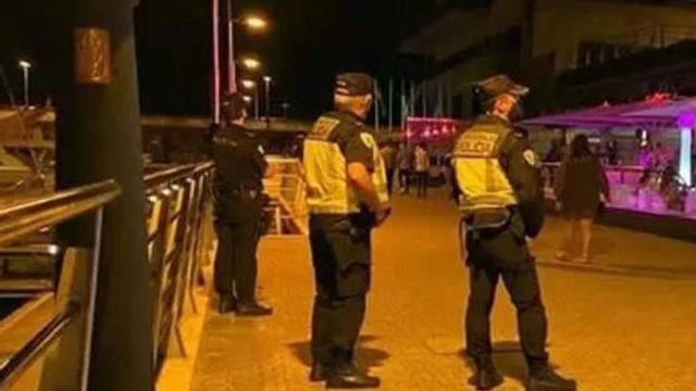 Agentes  de la Policía Local en una patrulla nocturna.