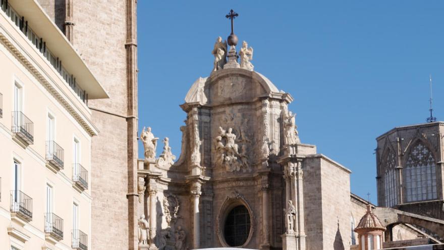 Turistas desplazándose por el centro de València.