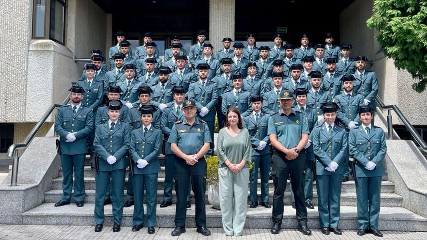Adriana Lastra, en el centro de la primera fila, con mandos de la Guardia Civil y los agentes en prácticas, ayer. |