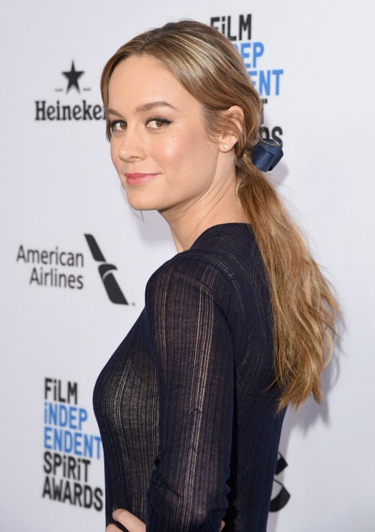 Brie Larson con lazo en el pelo