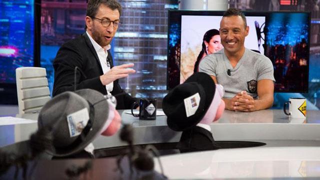 Pablo Motos y Santi Cazorla, en 'El Hormiguero'