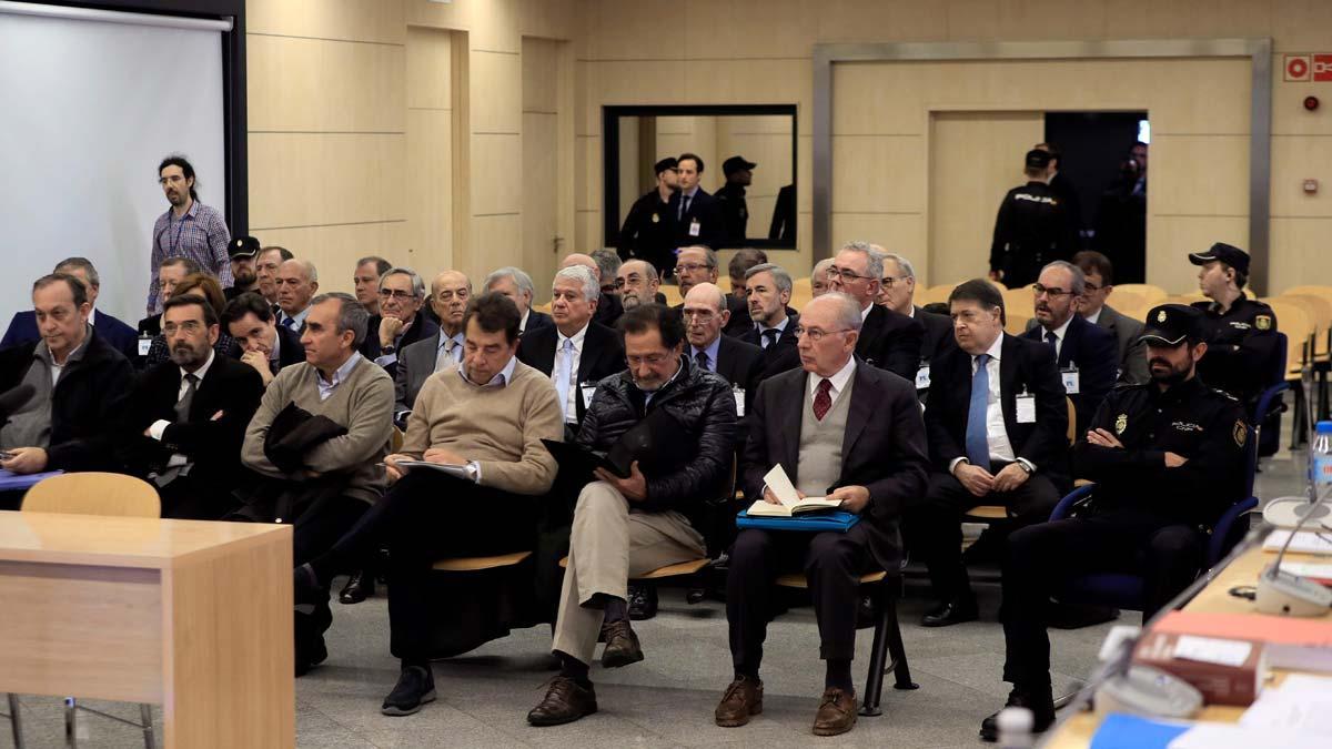 Empieza el juicio de la salida a Bolsa de Bankia. En la foto, el expresidente de Bankia Rodrigo Rato (primera fila) junto al resto de acusados, durante la primera sesión del juicio por la salida a bolsa de la entidad en el 2011 que se celebra en la Audiencia Nacional.