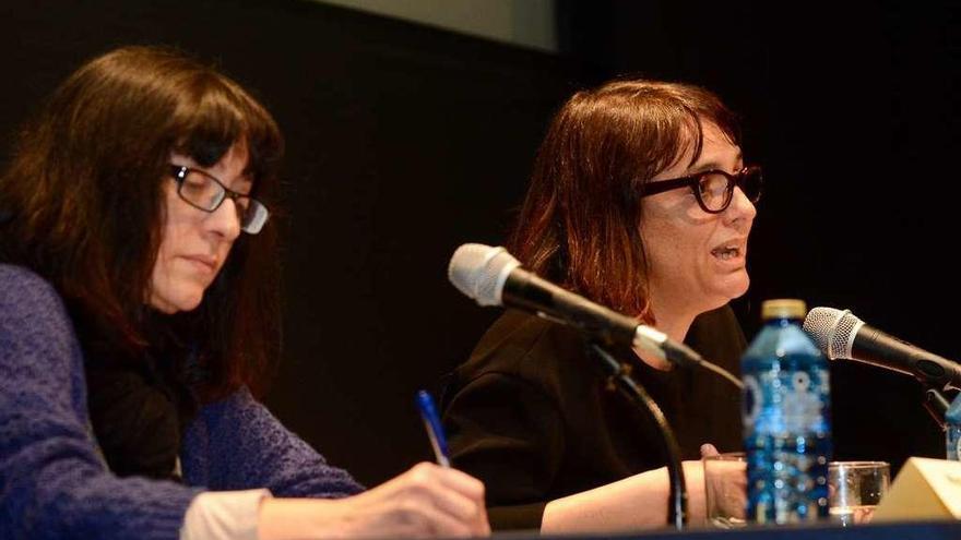 La arabista y profesora de la Universidad Complutense Laura Mijares (derecha) durante su charla. // R. V.