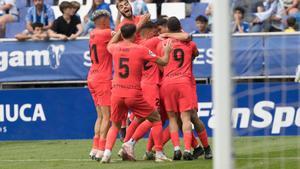 Los jugadores del Andorra se abrazan tras marcar en el Carlos Tartiere.