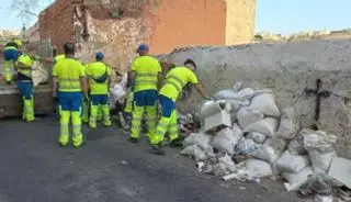 Limpieza recoge 1.800 kilos de escombros en el barrio de San Juan en dos días