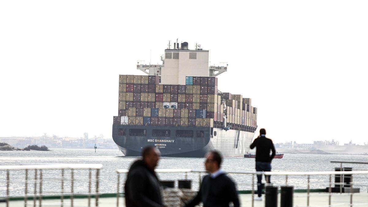 Un carguero de MSC se adentra en el Mar Rojo desde Ismailía, en Egipto, en una imagen de archivo.
