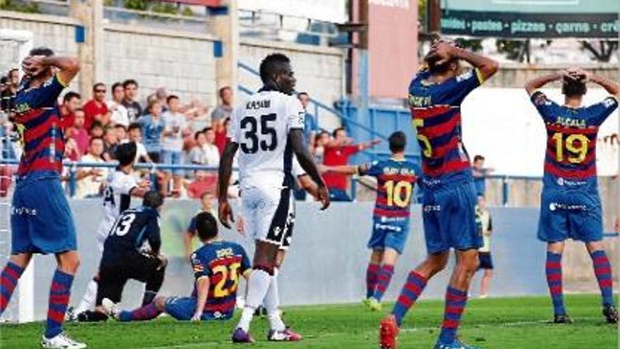 Alcalá, Pi i Querol es posen les mans al cap després d&#039;una ocasió fallada contra el Mallorca.