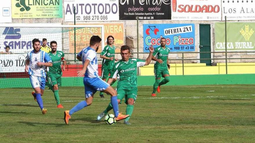 Los jugadores del Arenteiro en un partido disputado en el campo del Espiñedo.  // Iñaki Osorio