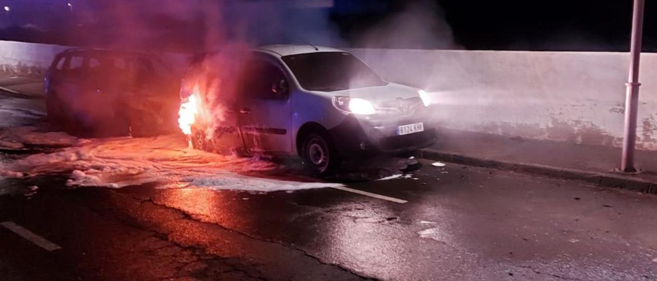 Dos de los vehículos quemados por un incendio intencionado en el barrio de Fabelo. | | LP/DLP