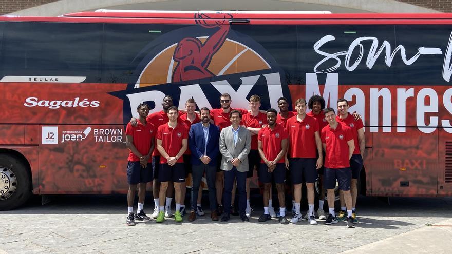 La fotografia promocional del nou autobús, sense Ferrari amb els seus companys