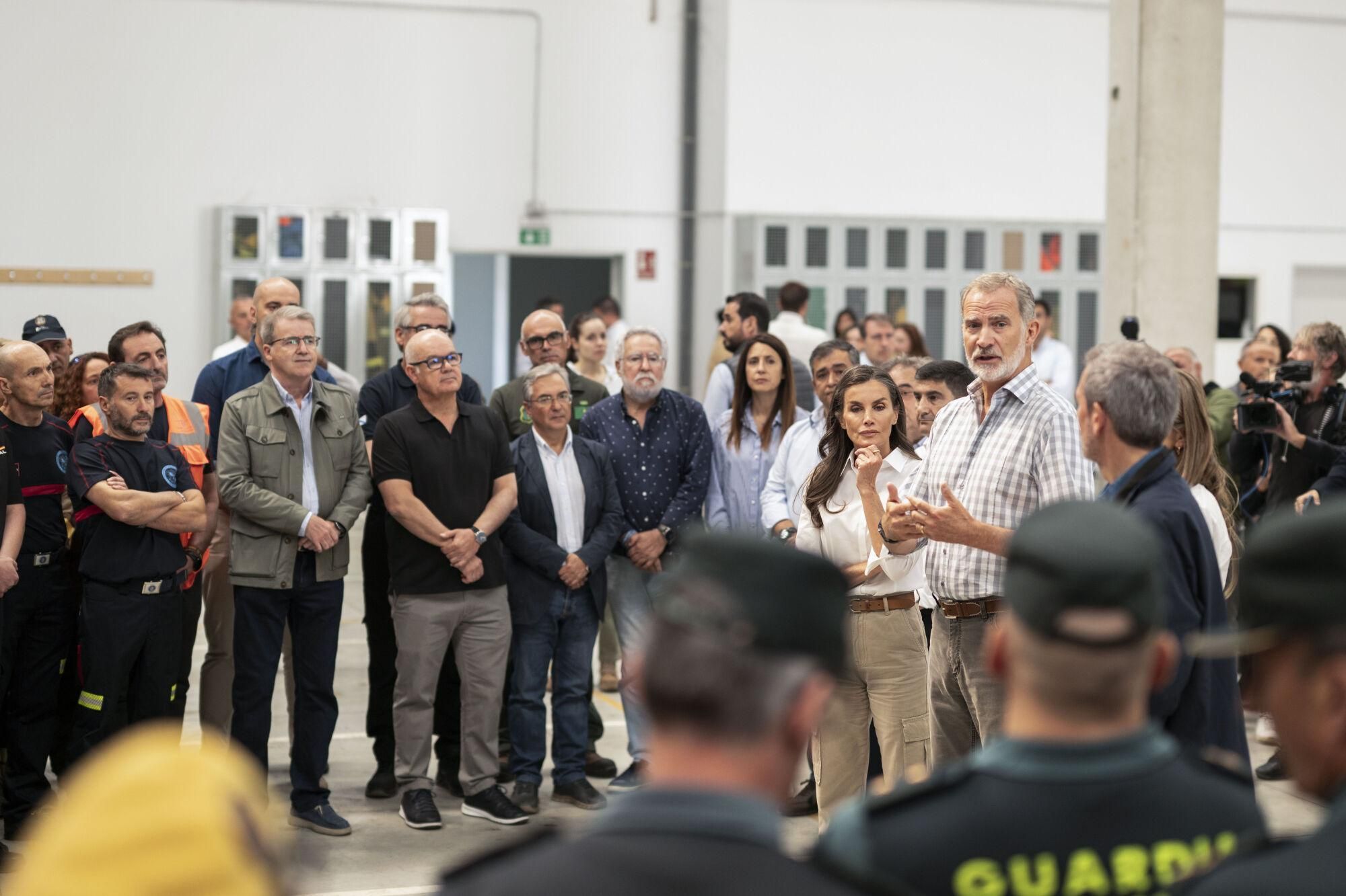 VERÍN (OURENSE), 28/08/2025.- Los reyes Felipe VI y Letizia durante su visita al Centro de Coordinación del Distrito Forestal XIV de Verín (Ourense), este jueves, para conocer de primera mano los daños causados por los incendios forestales en la provincia gallega y saludar a los efectivos que participaron en las tareas de extinción. EFE/ Brais Lorenzo