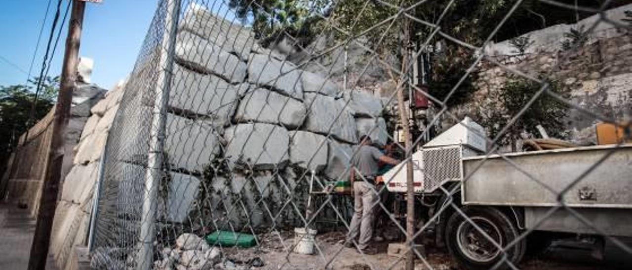 Imagen de los sondeos efectuados junto al muro construido para comprobar la estabilidad.